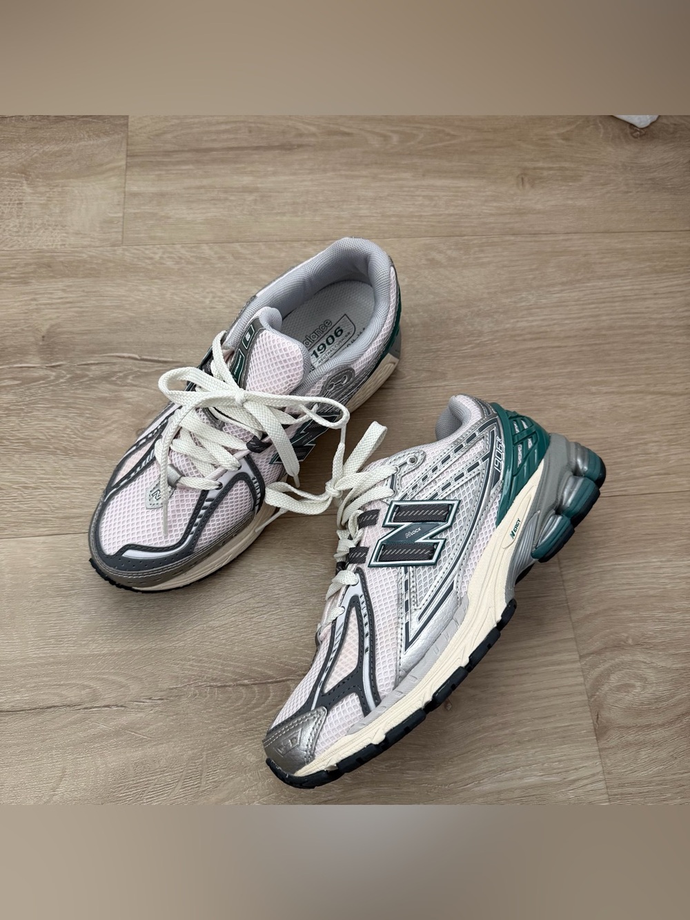 New Balance 1906R sneakers "Pink Silver New Spruce"